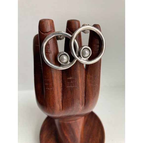 Uno de 50 DIVINE Earrings Pearl in Silver Plated Hoop 1 1/8" - Picture 1 of 4